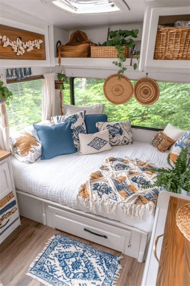 Room decor musts for all-around autumn vibes